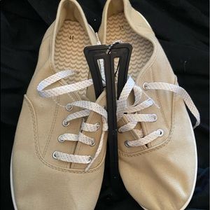 Canvas shoes